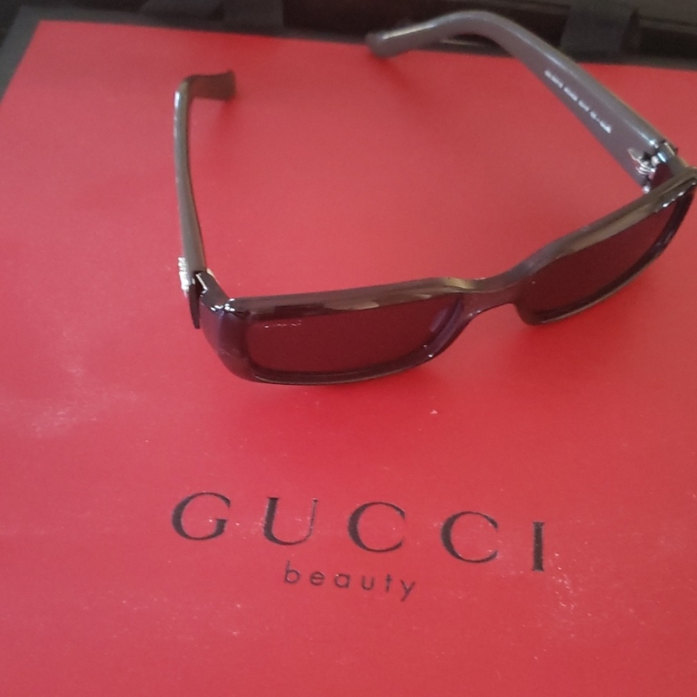 Gucci sunglasses real barely worn. Black no case